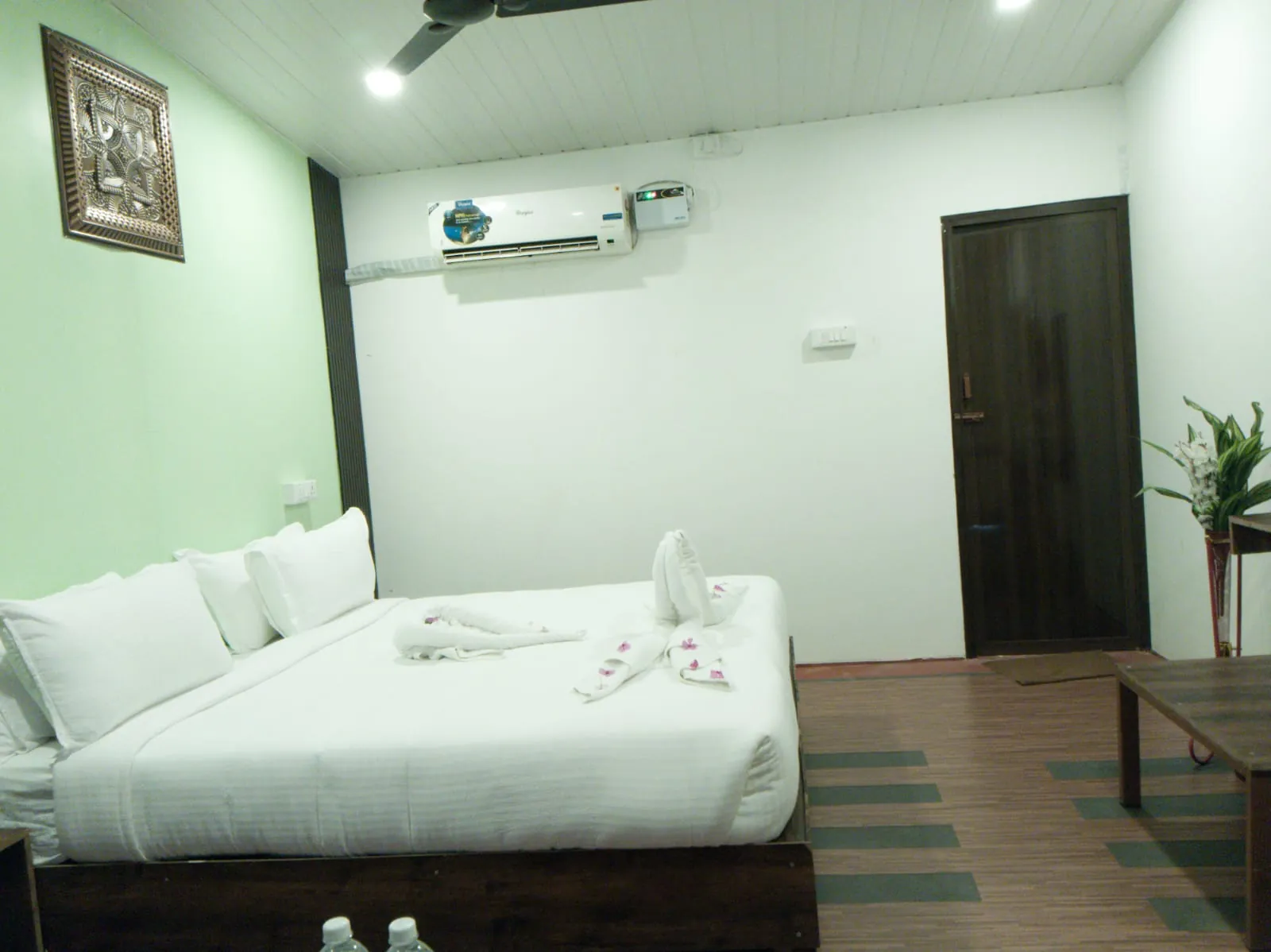Bed with crisp white linen